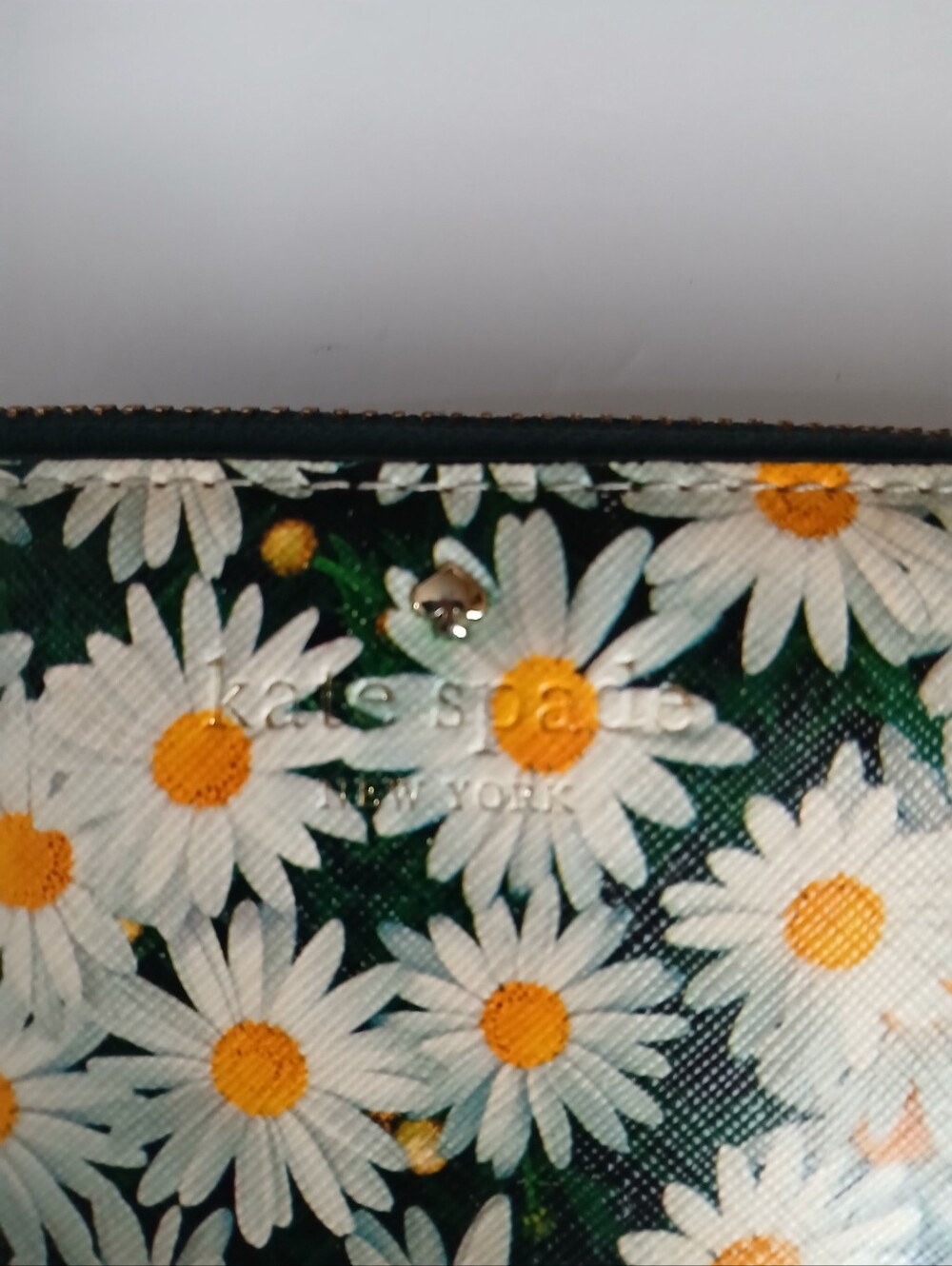 Kate Spade N.Y & Cedar Street Daisy Zip-around Wallet - Picture 5 of 7